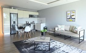Modern One Bedroom In The Warwick
